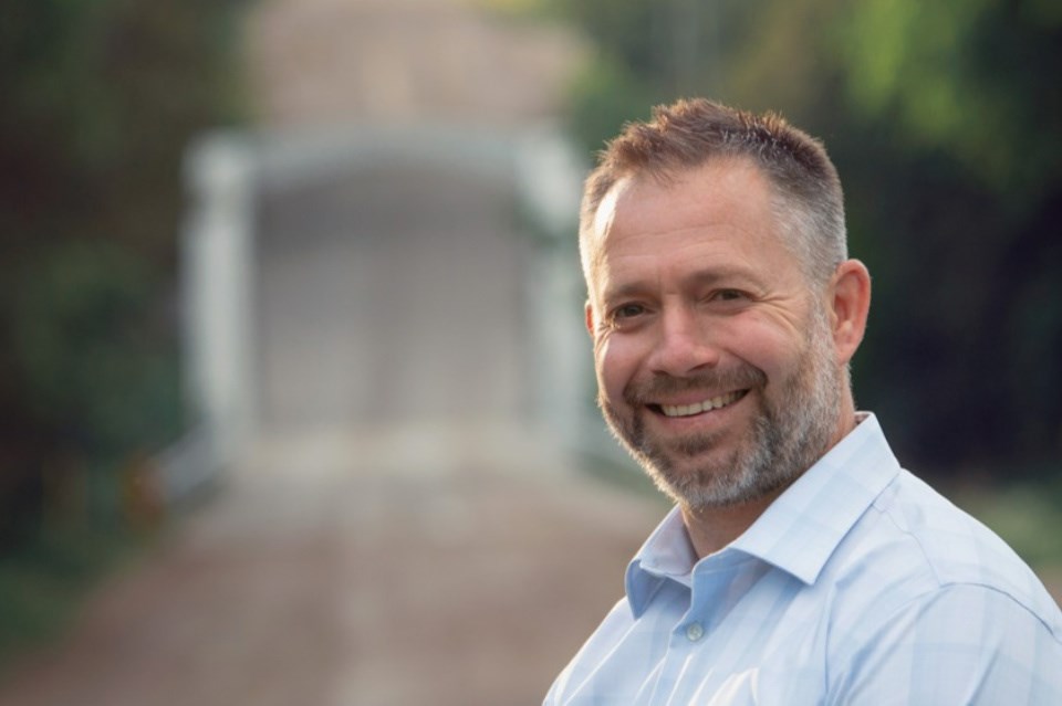Kelly Linton headshot
